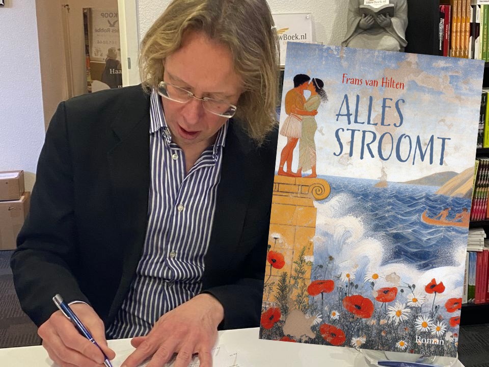 Frans van Hilten tekent het contract voor de roman 'Alles stroomt' op het kantoor van uitgeverij U2pi. Foto Jeroen van der Starre. Daarnaast het boekomslag.